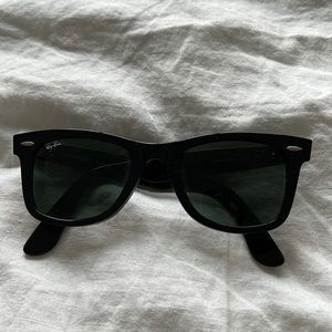 RAY BAN Wayfarer Sunglasses
